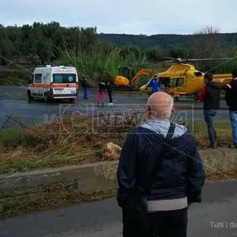 Si ribalta moto-ape, morto anziano a Nicotera