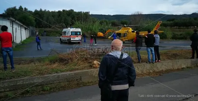 Si ribalta moto-ape, morto anziano a Nicotera