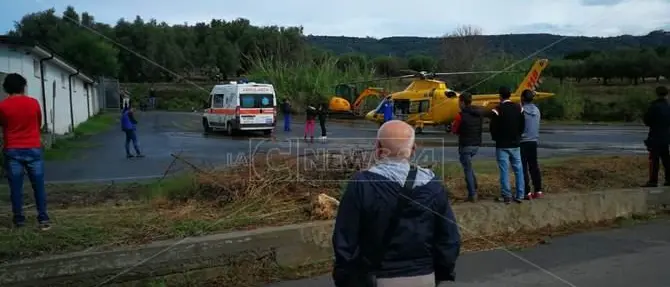 Si ribalta moto-ape, morto anziano a Nicotera