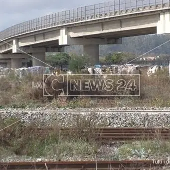Quei migranti “dublinanti” che vivono sotto un ponte a Crotone