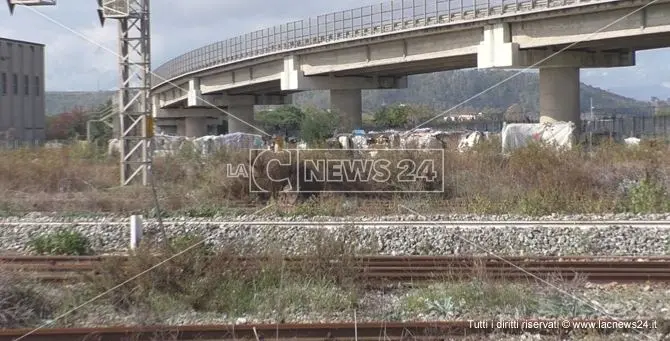 Quei migranti “dublinanti” che vivono sotto un ponte a Crotone