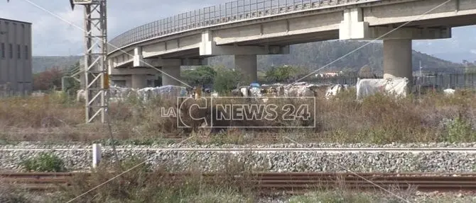 Quei migranti “dublinanti” che vivono sotto un ponte a Crotone