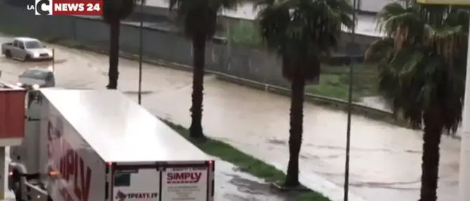 Maltempo, chiuso un tratto della statale 106 nel Crotonese