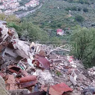 Crolla un edificio a Gimigliano, bloccata la strada provinciale