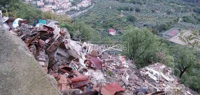 Crolla un edificio a Gimigliano, bloccata la strada provinciale