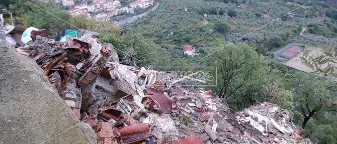 Crolla un edificio a Gimigliano, bloccata la strada provinciale
