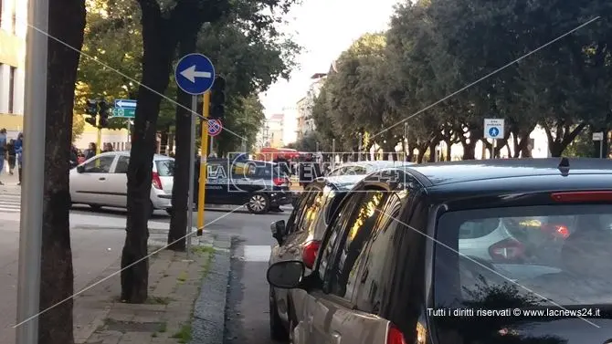 Calci e sputi davanti la scuola, interviene la polizia municipale