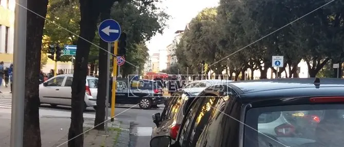 Calci e sputi davanti la scuola, interviene la polizia municipale