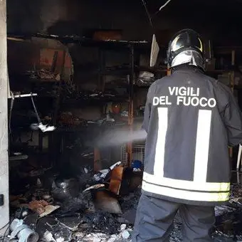 In fiamme un edificio a Guardavalle, evacuato l'ufficio postale