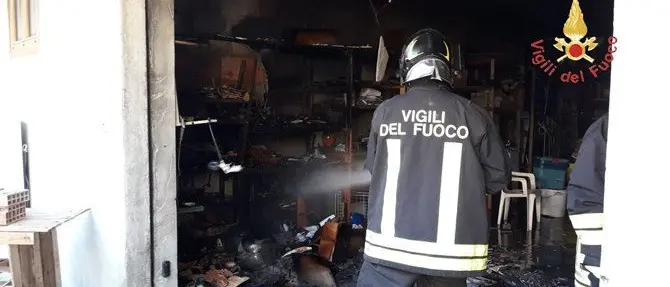 In fiamme un edificio a Guardavalle, evacuato l'ufficio postale