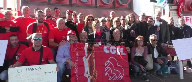 Lamezia, vigilantes dell'aeroporto: «Pronti a sciopero della fame e dimissioni»