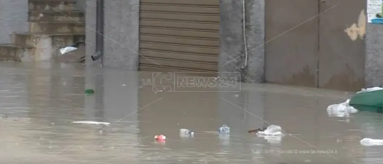 Crotone, la rabbia dei commercianti: «Negozi allagati ad ogni temporale»