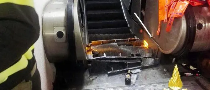 Cede la scala mobile, venti feriti. La Procura indaga