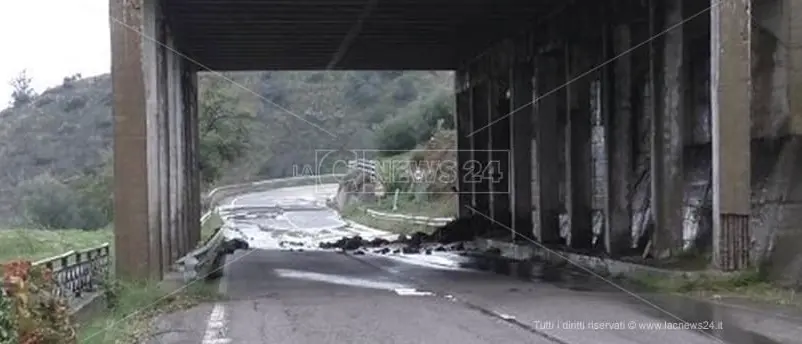 Crolla una parte della galleria: centro storico di Rossano isolato e cittadini indignati