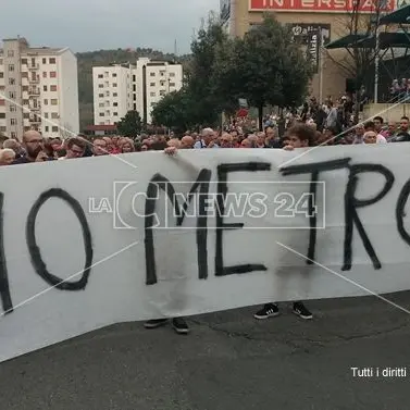 Cosenza, i No Metro pronti a protocollare tremila firme per bloccare l'opera