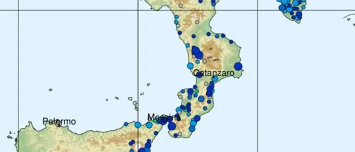 Forte terremoto in Grecia fa tremare anche la Calabria: paura per l'allerta tsunami