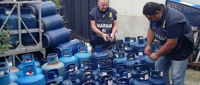 Bombole gpl stoccate senza autorizzazione, sequestrate
