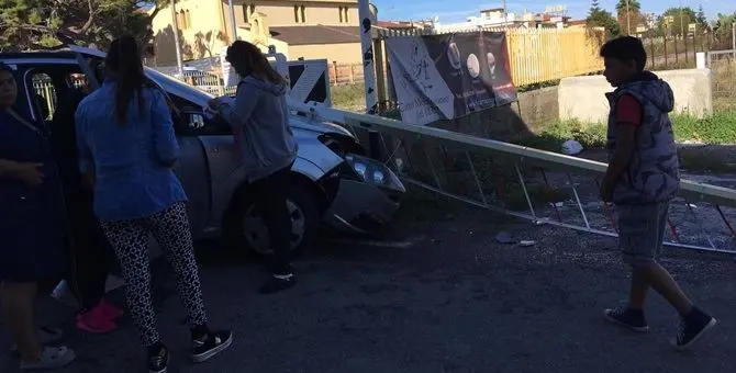 Auto sbanda e finisce contro il passaggio a livello