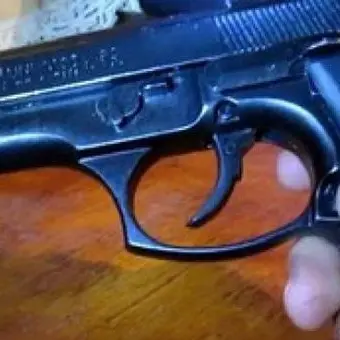 Nascondeva una pistola in casa, arrestato