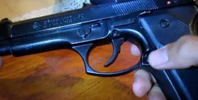 Nascondeva una pistola in casa, arrestato