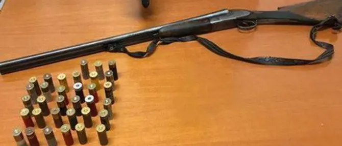 Trovato con un fucile e munizioni nel bagagliaio, arrestato 43enne