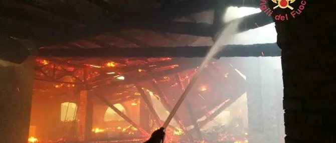 Incendio distrugge un agriturismo a Guardavalle