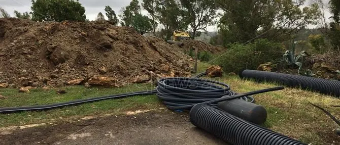 Isola, gli ultimi istanti: operai in piedi con le mani alzate per proteggersi dal fango