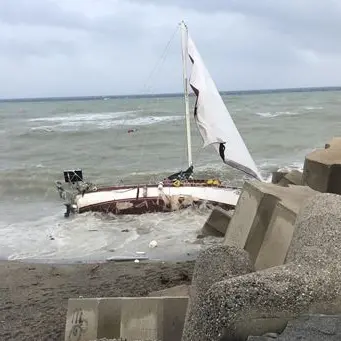 Barca a vela contro il molo di Catanzaro Lido, un disperso