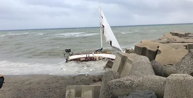 Barca a vela contro il molo di Catanzaro Lido, un disperso