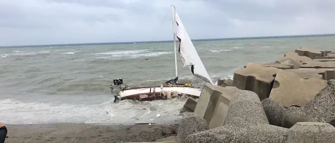 Barca a vela contro il molo di Catanzaro Lido, un disperso