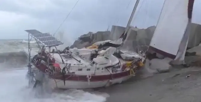 Corpo in mare, non si può recuperare sino a domani: è la vittima del naufragio a Catanzaro