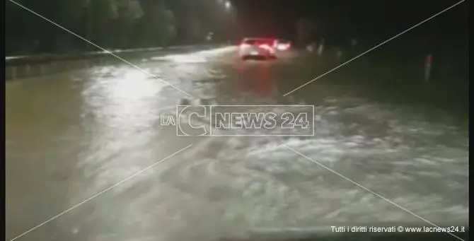 Maltempo a Catanzaro, allagamenti sulla statale 106