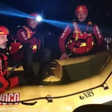 Maltempo, anziani soccorsi dai sommozzatori dei vigili del fuoco