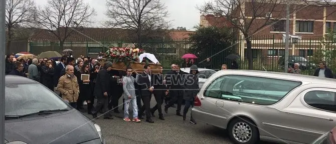 Tragedia di Isola, un lungo applauso all’uscita del feretro di Massimo Marrelli