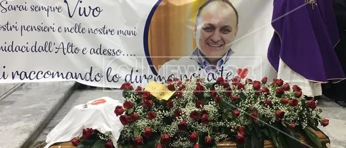 Una città in lutto, Crotone tributa l’ultimo saluto a Massimo Marrelli