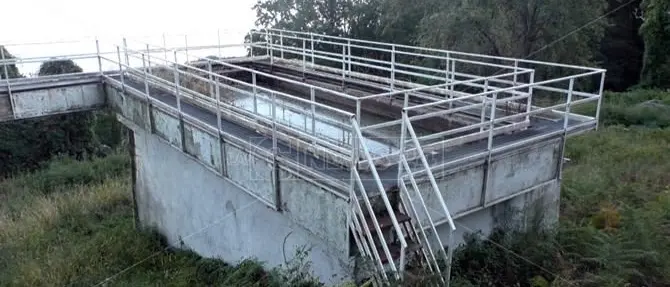 Lamezia, il depuratore di Acquafredda non funziona: liquami nelle campagne
