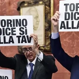 A Torino passa la linea grillina, stop alla Tav