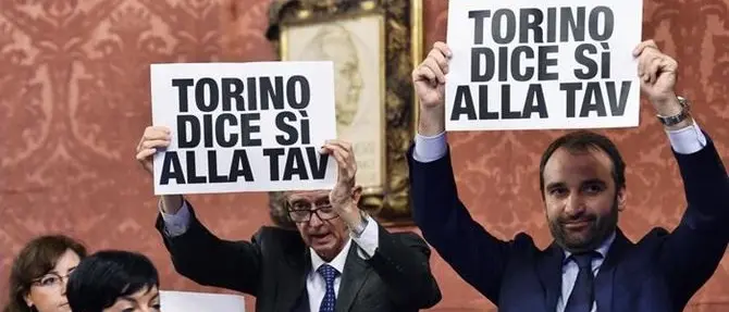 A Torino passa la linea grillina, stop alla Tav