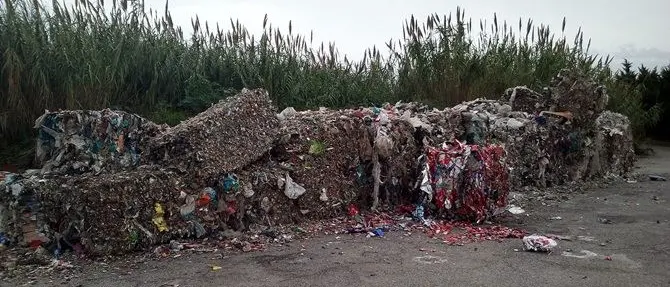 Tonnellate di rifiuti dalla Campania abbandonati a Lamezia