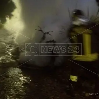 Catanzaro, scooter in fiamme nel quartiere Santa Maria