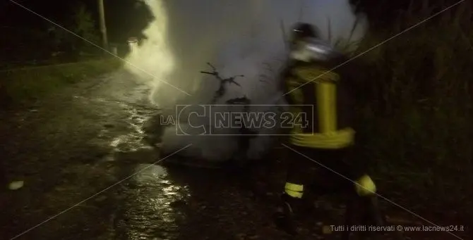 Catanzaro, scooter in fiamme nel quartiere Santa Maria