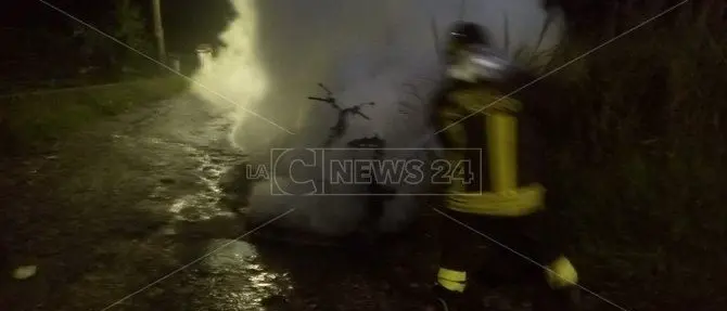 Catanzaro, scooter in fiamme nel quartiere Santa Maria