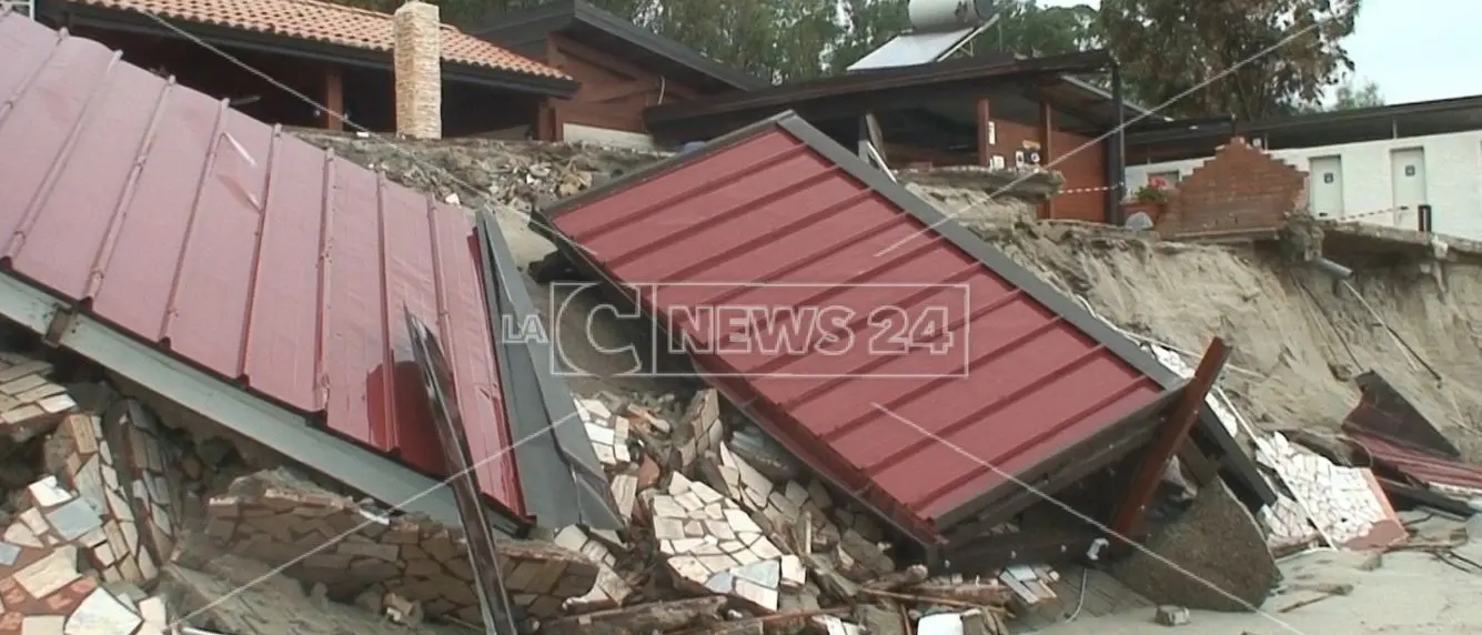 Stabilimento balneare distrutto dalla mareggiata a Sant'Andrea Ionio