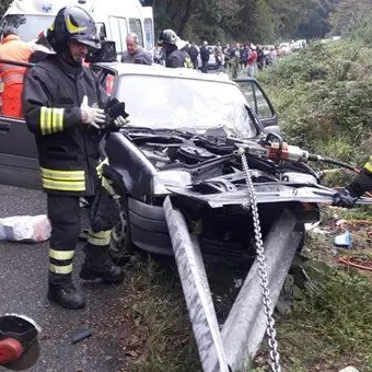 Finisce con l'auto contro il guardrail, un ferito a Gimigliano