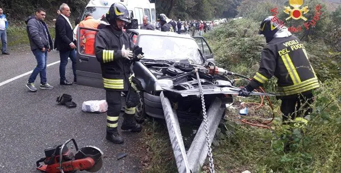 Finisce con l'auto contro il guardrail, un ferito a Gimigliano