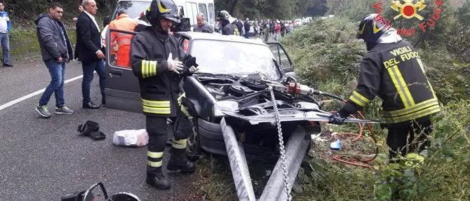 Finisce con l'auto contro il guardrail, un ferito a Gimigliano