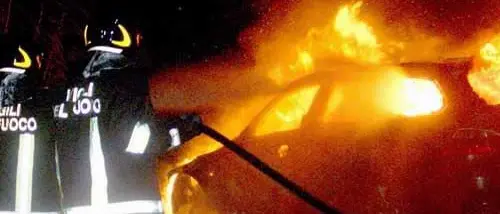 Auto a fuoco mentre è in marcia, illesi i passeggeri