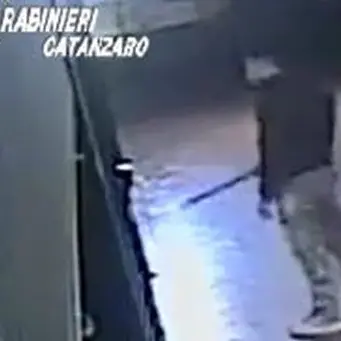 Catanzaro, gli chiede soldi e lo minaccia con coltello e bastone