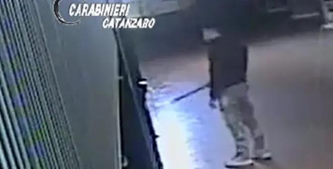 Catanzaro, gli chiede soldi e lo minaccia con coltello e bastone