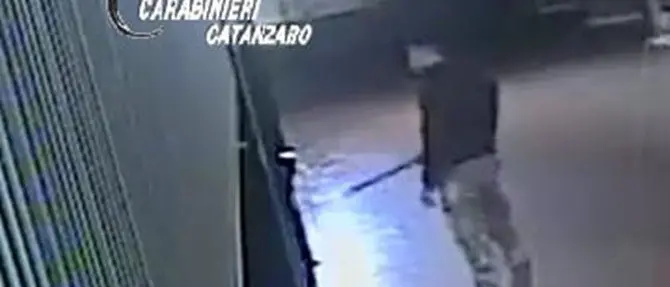 Catanzaro, gli chiede soldi e lo minaccia con coltello e bastone